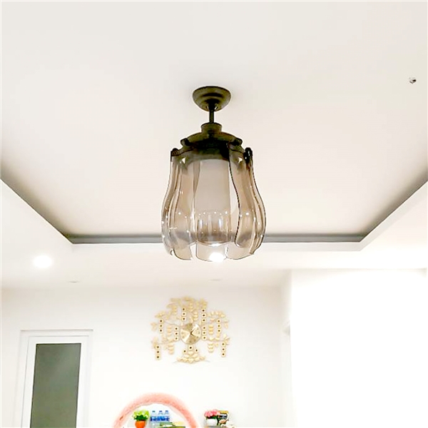 Quạt được trang bị thêm đèn led với 3 chế độ màu